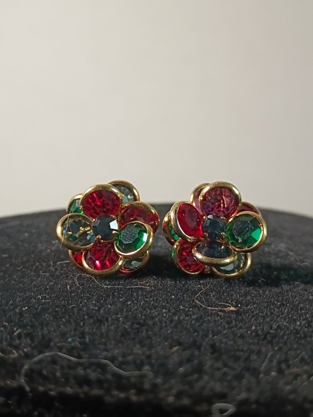 Vintage Vonelle Swarovski Crystal Gold Tone Clip On Earrings Green Blue Red